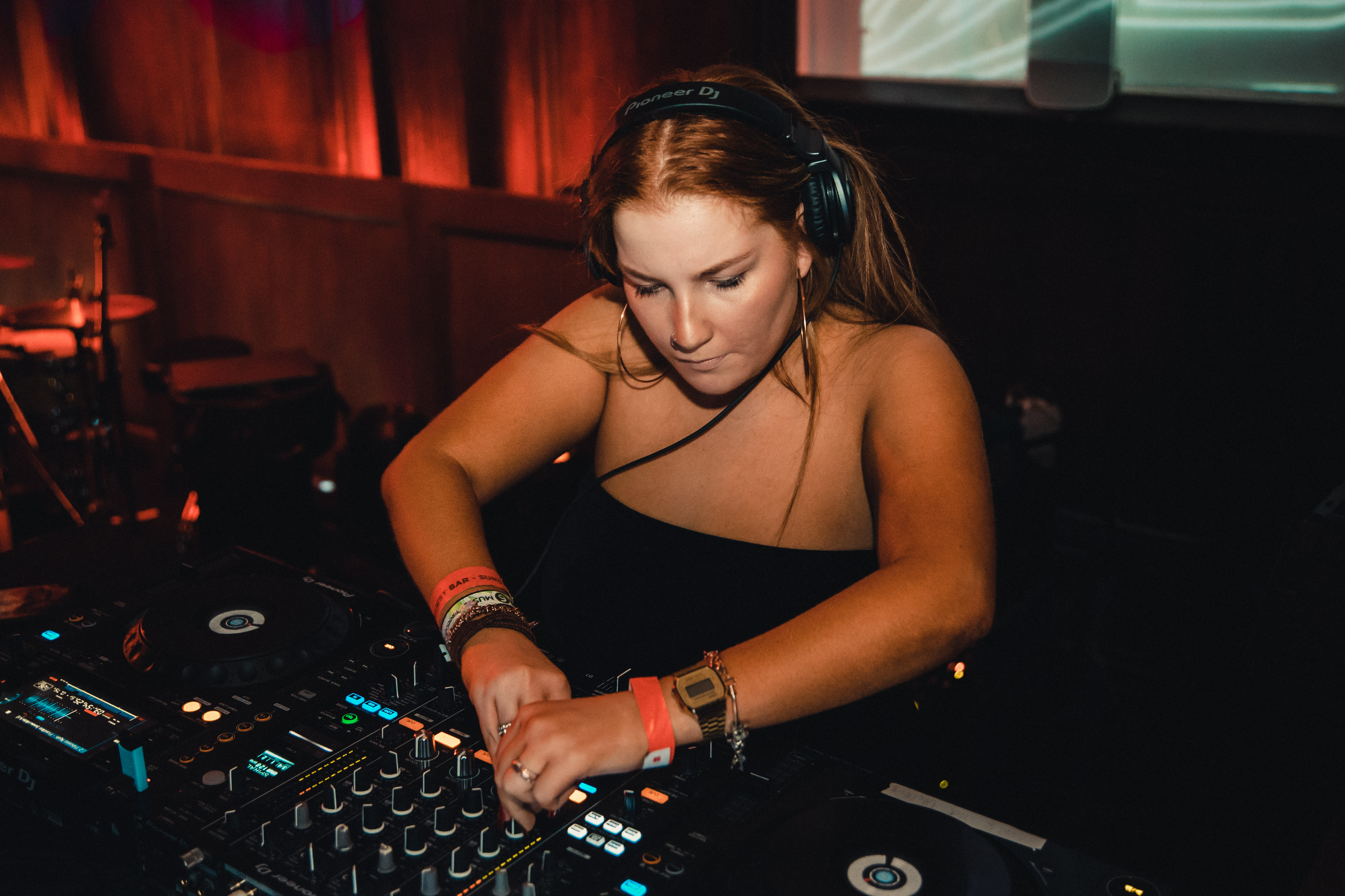 jasmine rowland plays a DJ set