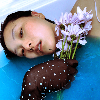 siteng's head floats on the water with flowers